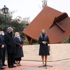 a alcaldesa destaca la solidaridad y unidad de los toledanos en la inauguración de la escultura en memoria de las víctimas de la covid-19