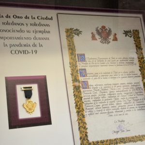 a Medalla de la Ciudad concedida a la sociedad toledana ya ocupa un lugar destacado en el Archivo Municipal