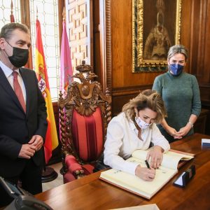 a alcaldesa repasa con la ministra de Transportes las infraestructuras para mejorar las conexiones de la ciudad