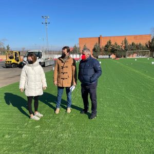 l Gobierno municipal supervisa las obras del campo de fútbol del Arroyo que prosiguen con la instalación del césped