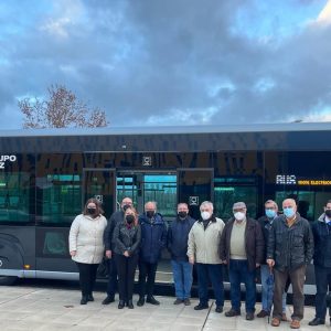 epresentantes vecinales conocen las ventajas del autobús urbano eléctrico que estos días circula por las calles de Toledo