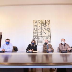 a alcaldesa y los sindicatos firman el acuerdo para la implantación del teletrabajo en la Administración local