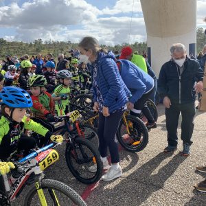 erca de 500 ciclistas se suman al XI Trofeo XCO Fuente del Moro que ha contado con el respaldo de la alcaldesa