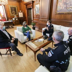 ilagros Tolón recibe a Carlos Julio San Román, nuevo comisario provincial de la Policía Nacional en Toledo