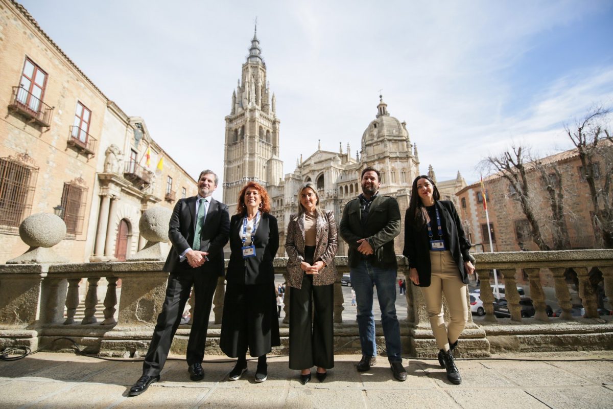 https://www.toledo.es/wp-content/uploads/2022/02/convenio_guias_turisticos_8-1200x800.jpg. La alcaldesa anuncia la adhesión de ‘Puy du Fou’ al Año Alfonsí con una recreación de la entrada del rey a Toledo
