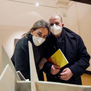 a alcaldesa destaca en la inauguración de la nueva exposición de Paco Rojas la aportación del artista en sus 50 años de trayectoria