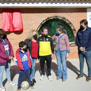ilagros Tolón descubre en el campo de fútbol del Polígono una placa en homenaje al entrenador Jesús Félix Fernández Ruiz