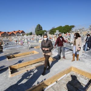 ilagros Tolón visita las obras de mejora de dos patios del Cementerio municipal y anuncia nuevas inversiones