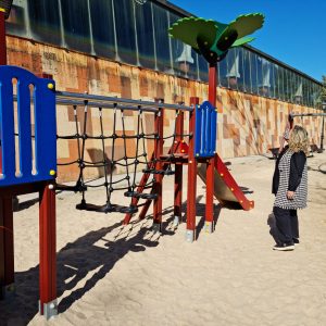 l Ayuntamiento invierte 22.000 euros en la mejora de la zona infantil del parque del Alcázar y reubica la fuente de agua potable