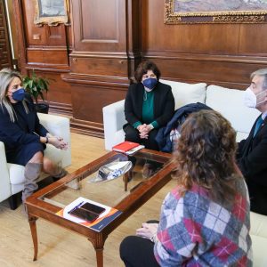 a alcaldesa se reúne con los nuevos responsables de Cáritas para reforzar las acciones conjuntas en el ámbito local