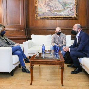 a alcaldesa recibe a miembros de la productora Morena Films que trabajan en la elaboración de un proyecto en Toledo