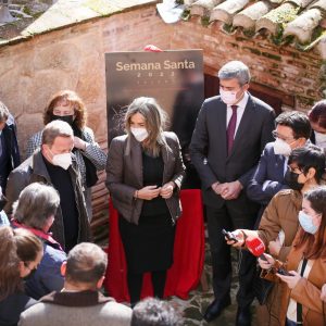 a alcaldesa avanza que el Ayuntamiento renovará el convenio de cesión de la Casa de las Hermandades a la Junta de Cofradías