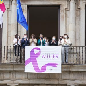 l Ayuntamiento despliega el lazo del Día Internacional de la Mujer e iluminará monumentos en morado hasta el viernes