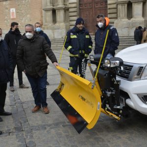 l Ayuntamiento incorpora a la flota municipal un vehículo con pala quitanieves y esparcidor de sal y un camión con plataforma