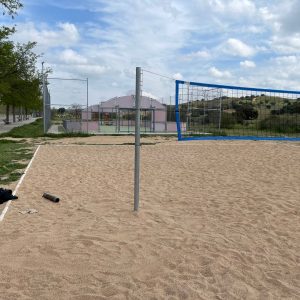l Ayuntamiento repara la pista de vóley tras un acto vandálico y apela al civismo de la ciudadanía