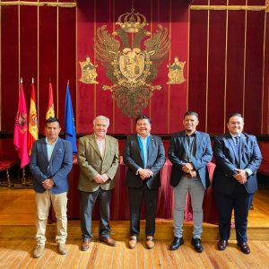 l embajador de El Salvador visita el Ayuntamiento de Toledo junto a alcaldes de dos municipios salvadoreños
