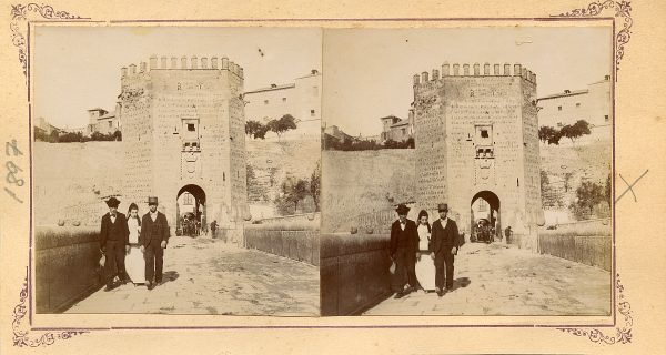 04 - Fotógrafo aficionado - Personas andando por el puente de Alcántara de Toledo