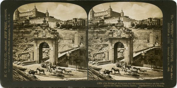05 - 10854 - WHITE - El antiguo Puente de Alcántara y el imponente Alcázar en los riscos sobre el Tajo, Toledo, España