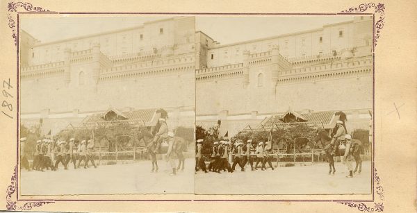 05 - Fotógrafo aficionado - Militares en la explanada Este del Alcázar de Toledo