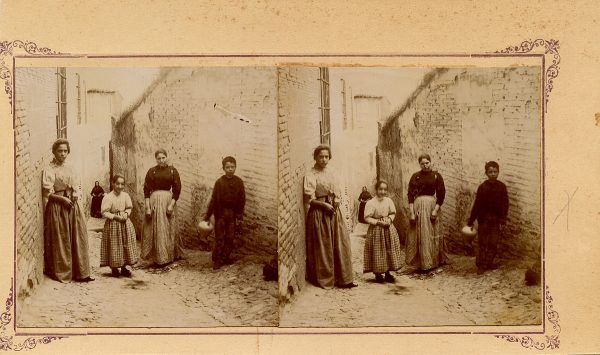 07 - Fotógrafo aficionado - Personas en una calle de Toledo