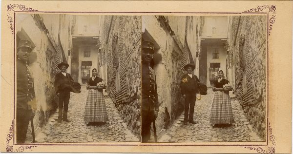 08 - Fotógrafo aficionado - Personas en el callejón de los Niños Hermosos de Toledo