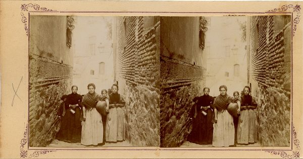 09 - Fotógrafo aficionado - Mujeres en la calle de la Calavera de Toledo