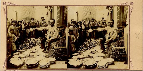 10 - Fotógrafo aficionado - Personas junto a un vendedor callejero de loza en el entorno de la Catedral de Toledo