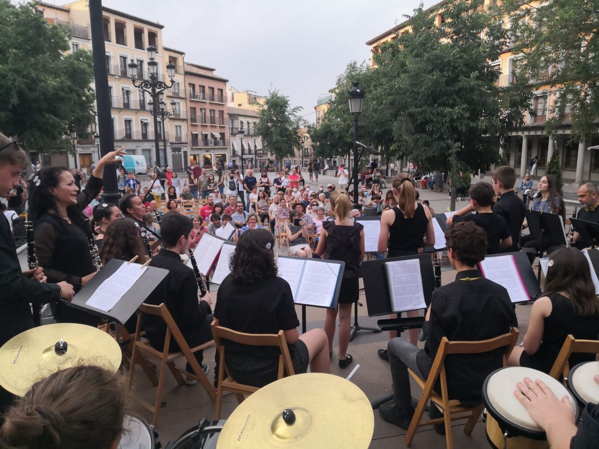 https://www.toledo.es/wp-content/uploads/2022/05/20220520_clarinetes_zocodover-2-1200x900.jpeg. La Plaza de Zocodover acoge una propuesta excepcional del Festival Ensamble Clarinetes 2022