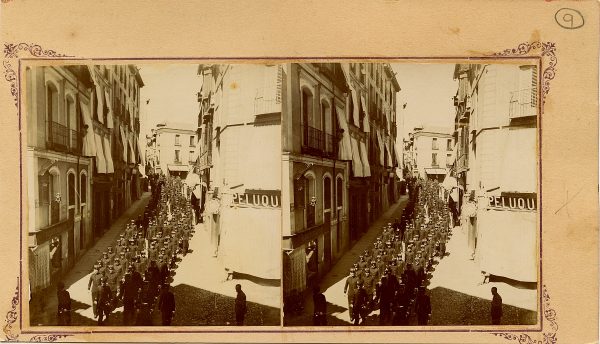 24 - Fotógrafo aficionado - Desfile militar de cadetes de la Academia de Infantería por la cuesta de Belén de Toledo