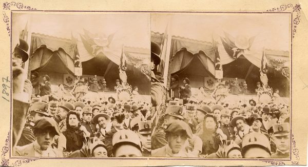 41 - Fotógrafo aficionado - Personas en los tendidos y palco engalanado de la Plaza de Toros de Toledo