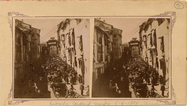 44 - Fotógrafo aficionado - Multitud en torno a los carruajes de la comitiva del cardenal Sancha por la calle de las Armas