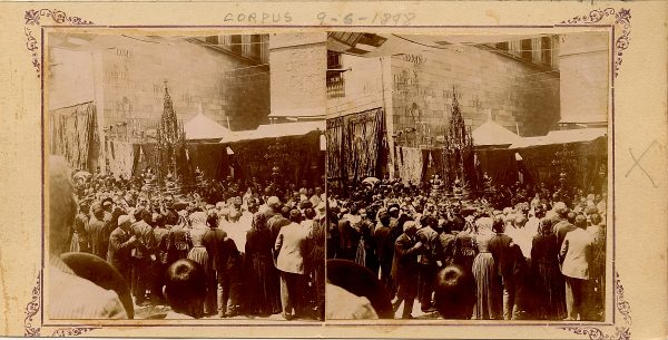 47 - Fotógrafo aficionado - Personas contemplando el paso de la Custodia por la Plaza Mayor de Toledo