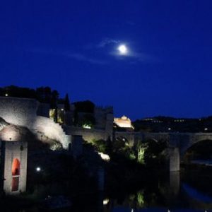l Ayuntamiento ilumina este viernes de amarillo el torreón de La Cava con motivo del Día Mundial de la Osteogénesis