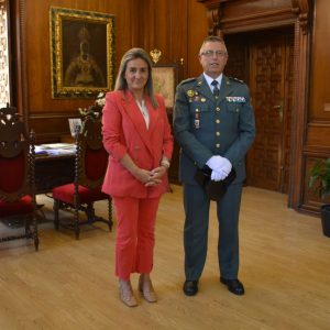 ilagros Tolón recibe en el Ayuntamiento al nuevo teniente coronel jefe del sector de Tráfico de Castilla-La Mancha, Francisco Herrera