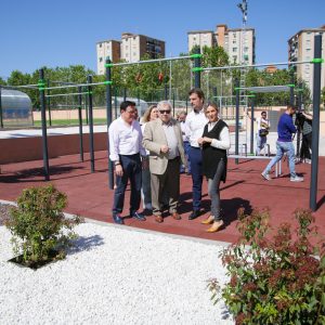 a alcaldesa visita el quinto parque de ‘street workout’ de Toledo instalado en el complejo deportivo del barrio de Santa Bárbara