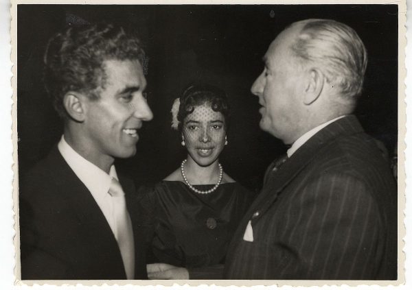 02_1954 ca - Bahamontes es saludado por Rodriguez Bolonio, presidente de la Diputación