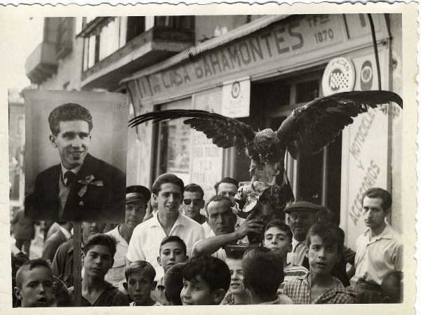 03_1954-08-29 - Celebración popular ante la tienda de Bahamontes en la plaza de la Magdalena