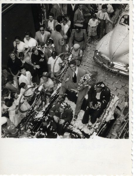 04_1954-08-29 - Bahamontes en un coche descubierto por la calle del Comercio