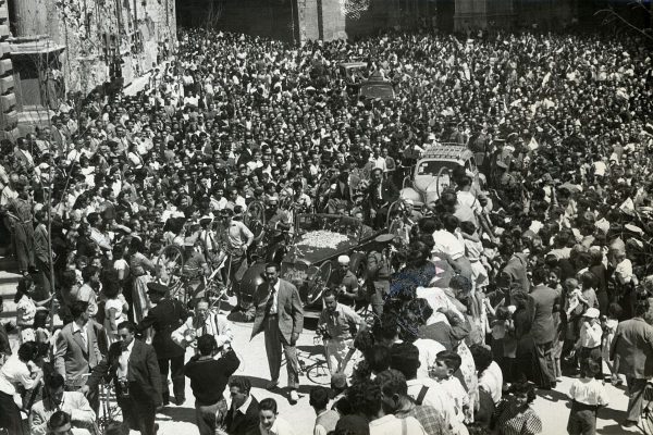 06_1954-08-29 - Recibimiento a Bahamontes en la plaza del Ayuntamiento