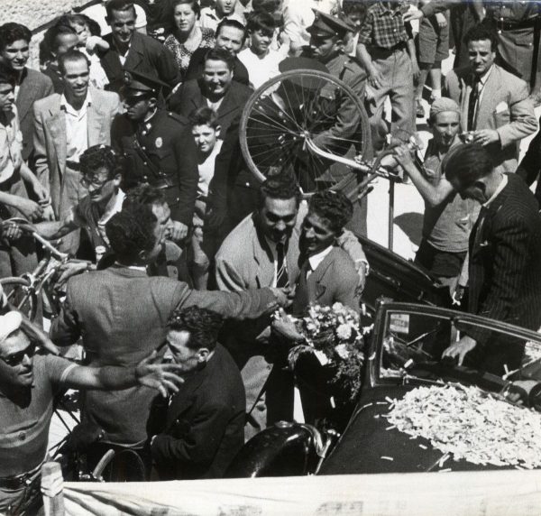 07_1954-08-29 - Recibimiento a Bahamontes en la plaza del Ayuntamiento