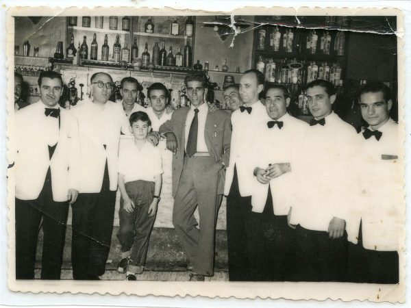 10_1954-08-30 - Federico Martín Bahamontes en el café Español con la plantilla de trabajadores