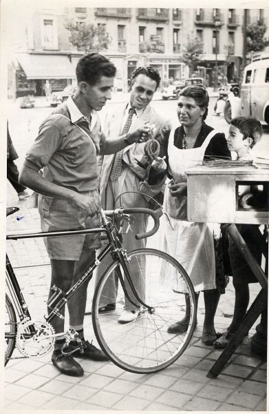 11_1954-08-31 - Bahamontes en la plaza de Zocodover comprando unos churros
