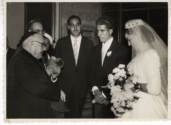12_1956-11-03 - Boda de Bahamontes y Fermina Aguilar_Saludo del cardenal Plá y Deniel. Junto a ellos el concejal y periodista Eliseo Laguna