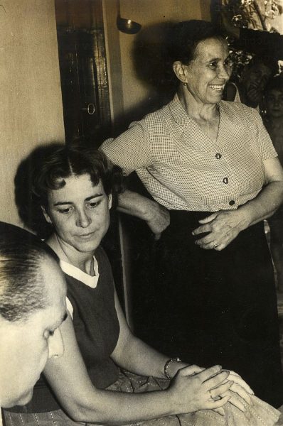 16_1959-07-18 - La madre y la hermana de Bahamontes haciendo declaraciones a un periodista
