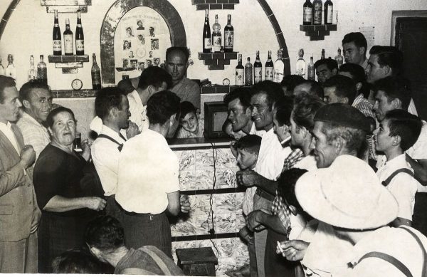 17_1959-07-18 - Vecinos de Val de Santo Domingo, pueblo natal de Bahamontes, escuchando su llegada a París como vencedor del Tour