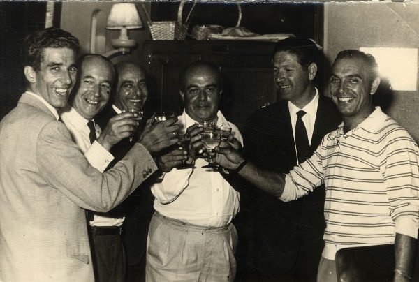18_1959-07-18 - Bahamontes celebrando su victoria en el Tour con Langarica y Dousset