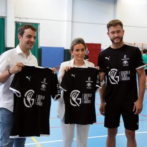 ilagros Tolón visita en compañía de Gonzalo Pérez de Vargas el IV Campus de Balonmano que impulsa el deportista toledano en la capital