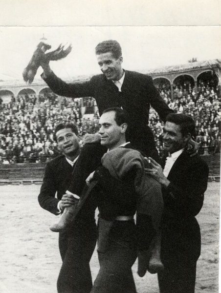 32_1959-11-08 - Bahamontes participando en un festival taurino celebrado en Toledo