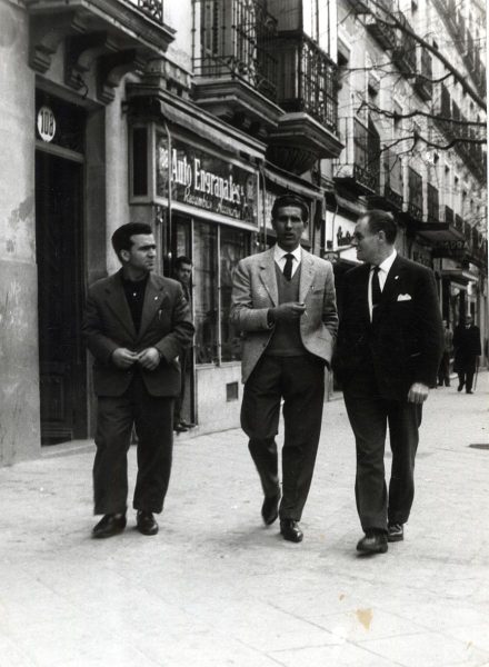 34_1962-04-17 - Bahamontes conversando por la calle San Bernardo de Madrid