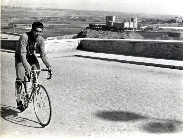 38_1963-03-06 - Bahamontes en bibicleta junto al Alcázar